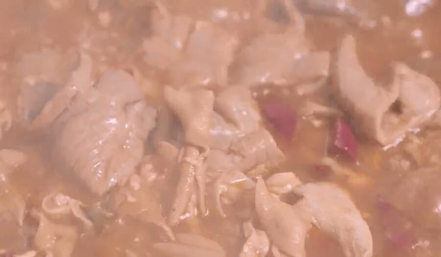 王老三肥腸燉雞雜，沒(méi)有三碗米飯降不住
